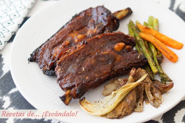 Receta de churrasco de ternera al horno con salsa barbacoa y verduras asadas