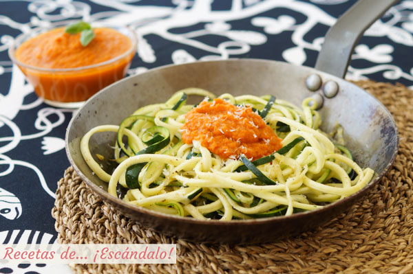 Receta de espaguetis de calabacin con salsa de tomate y queso