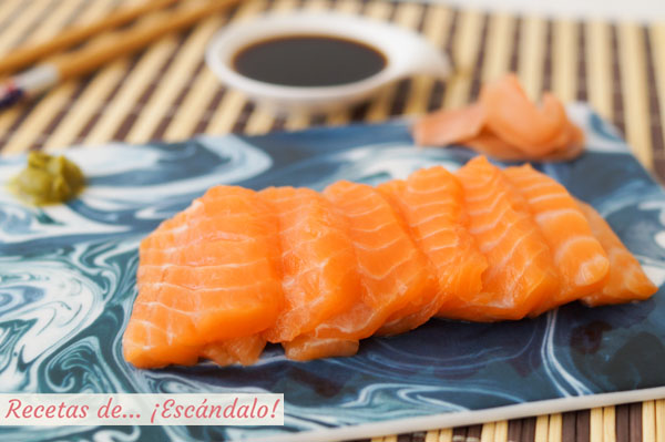 Receta de sashimi de salmon con wasabi, jengibre y salsa de soja