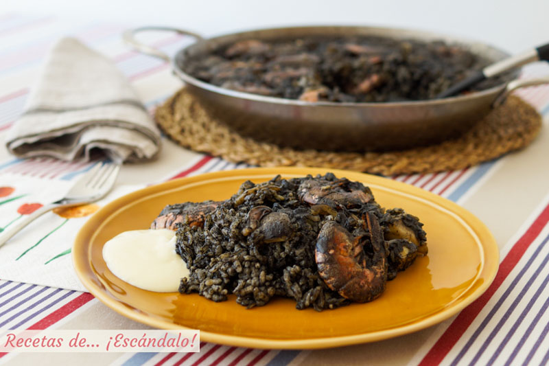 Arroz negro con sepia y gambas y salsa alioli casera