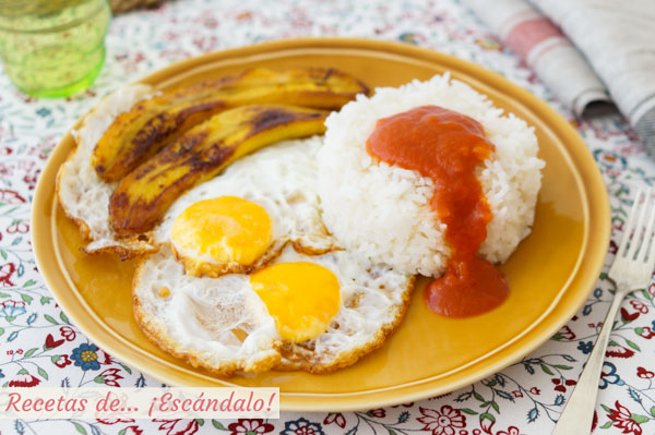 Como hacer la receta de arroz a la cubana con salsa de tomate, huevos y platano