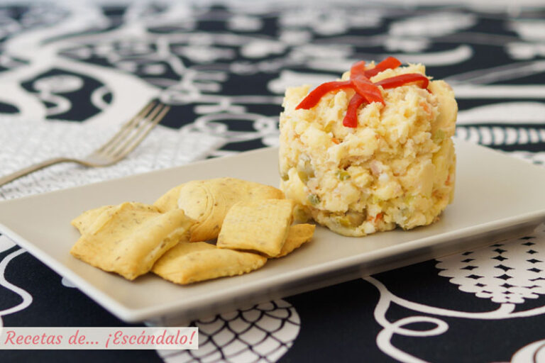 Prepara una ensaladilla rusa tradicional. Receta e ingredientes