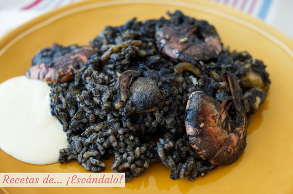 Receta de arroz negro con sepia y gambas y salsa alioli casera