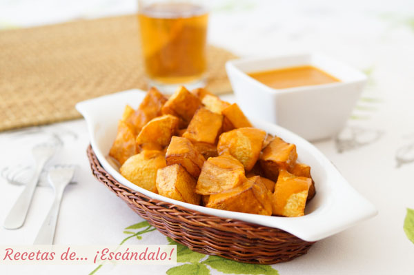 Receta de patatas bravas paso a paso con su salsa brava casera