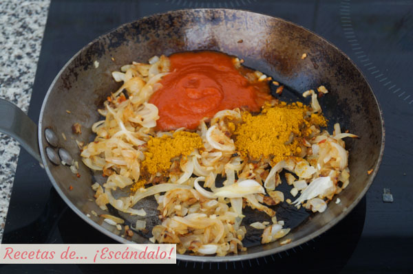 Sofrito ajo, cebolla, curry y salsa de tomate