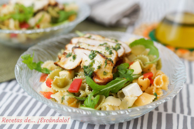 Ensalada de pasta fria con pollo y rucula y alino de lima y hierbabuena