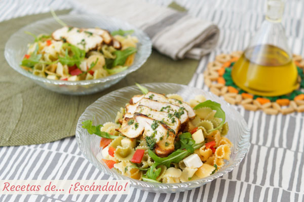 Receta de ensalada de pasta fria con pollo y rucula y alino de lima y hierbabuena