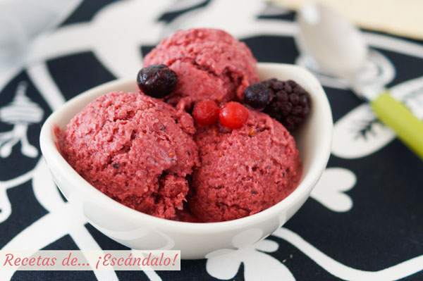 Receta de helado casero de frutos rojos y yogur, muy facil y rapido
