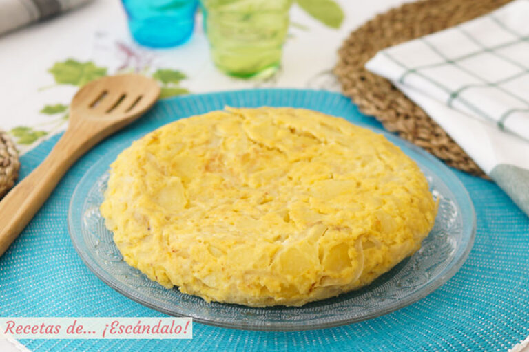Tortilla de patatas y trucos para que salga de 10. Receta con o sin cebolla