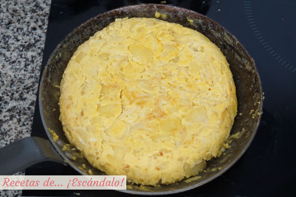 Tortilla de patatas y cebolla o tortilla espanola
