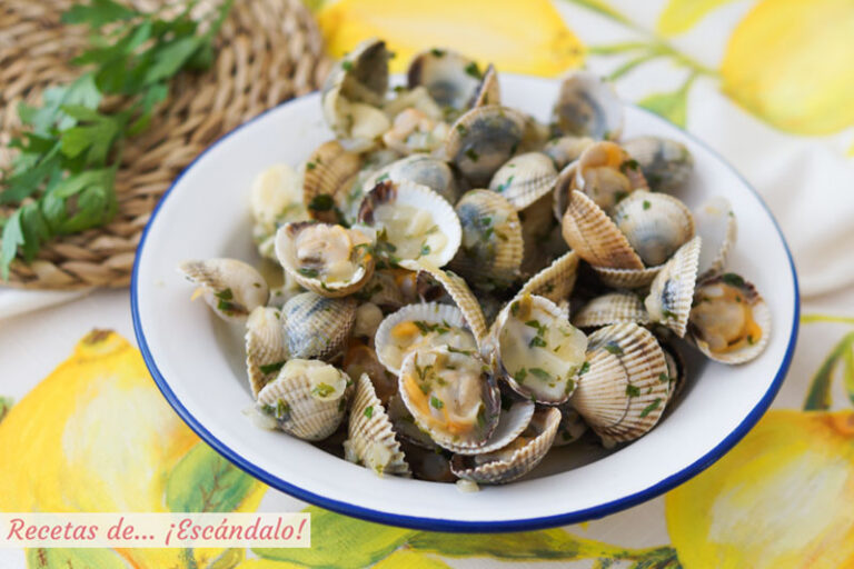 Berberechos al vapor con salsa verde de perejil y vino. Aperitivo fácil y saludable