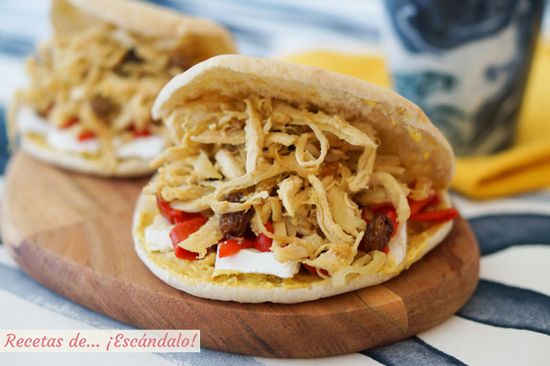 Bocadillo Saona de pan pita con pollo desmechado a la mostaza, queso brie y pimientos del piquillo