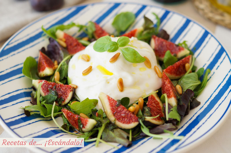 Burrata con ensalada de higos, pinones y vinagreta de albahaca