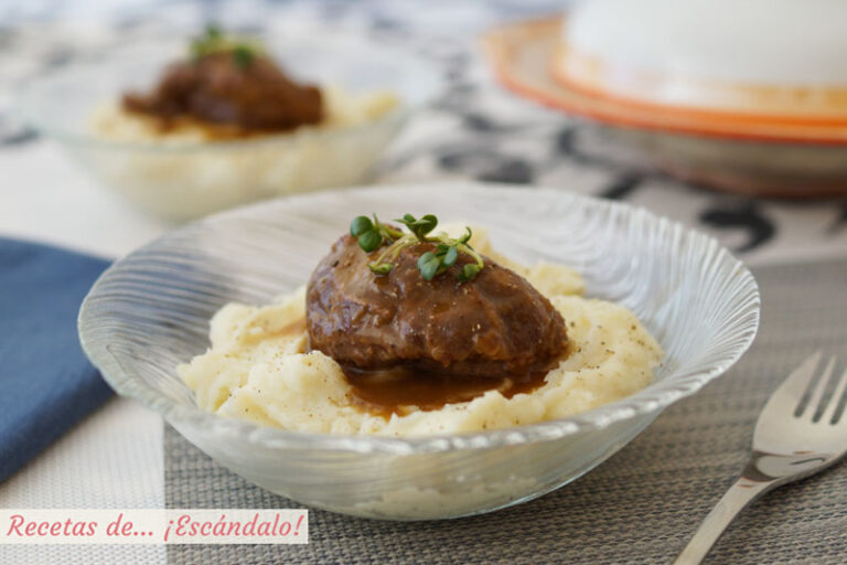 Carrilleras de cerdo en salsa con puré de patatas cremoso