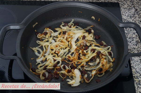 Cebolla confitada con uvas pasas