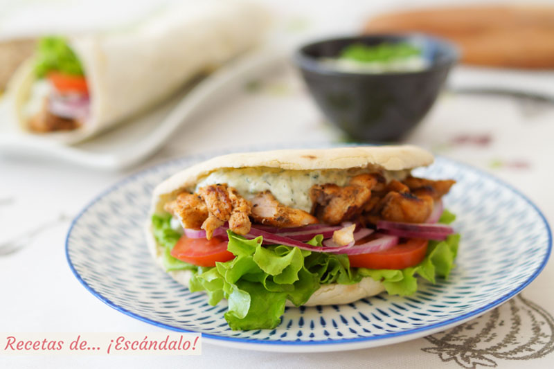 Doner kebab o durum kebab de pollo con salsa tzatziki