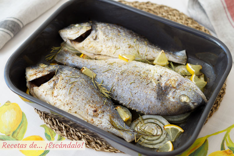 Dorada al horno con cebolla, un pescado delicioso