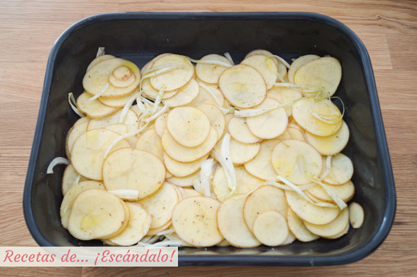 Guarnicion de patatas asadas y cebolle