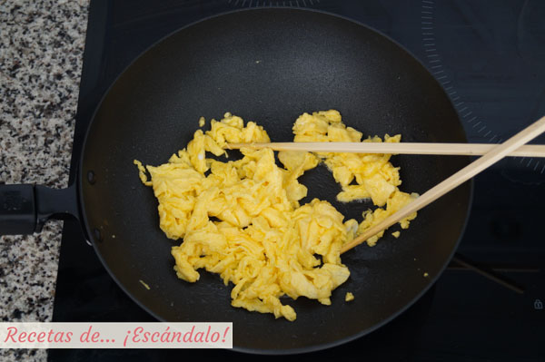 Huevos revueltos para el arroz tres delicias