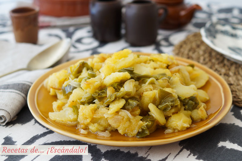 Patatas a lo pobre con cebolla y pimientos. Receta de guarnicion tradicional