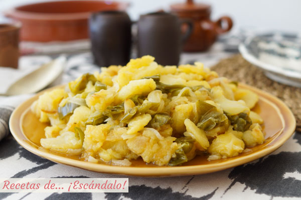 Receta de patatas a lo pobre con cebolla y pimientos. Gguarnicion tradicional