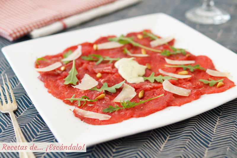 Carpaccio de solomillo de ternera con queso parmesano y salsa tartara