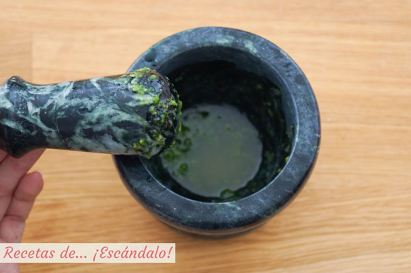 Salsa verde con ajoy perejil