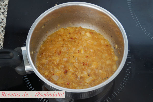 Añade la guindilla picadita si te gusta el toque picante, y