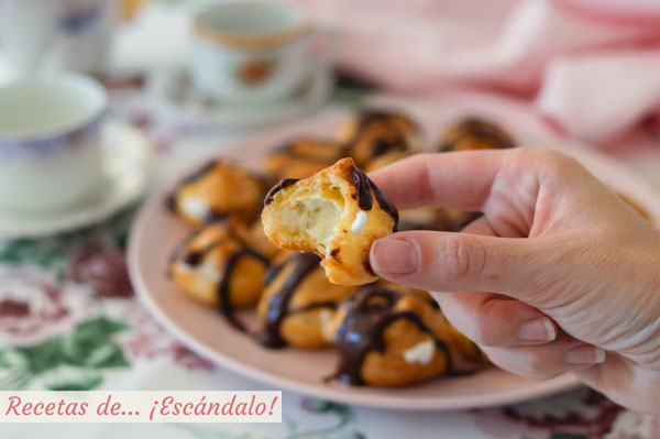 Cómo hacer profiteroles rellenos de nata y con chocolate caliente
