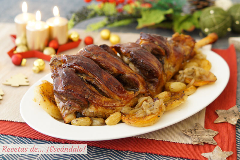 Pierna de cordero al horno con patatas y uvas. Receta de asado