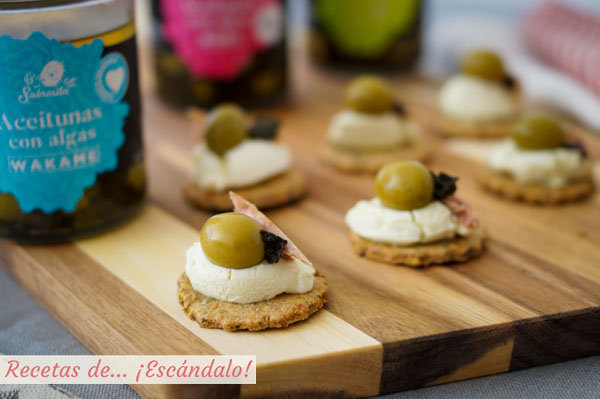 Receta de canapes de galletas saladas caseras con queso crema al wasabi y aceitunas