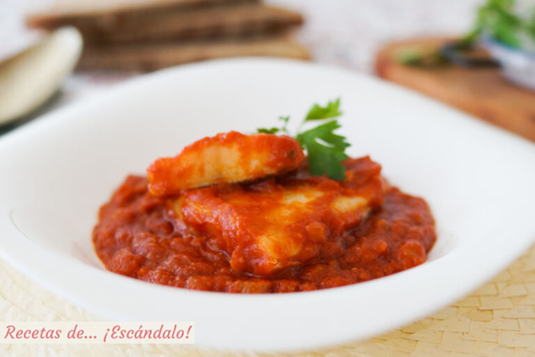 Bacalao con tomate. Receta tradicional muy fácil y rica