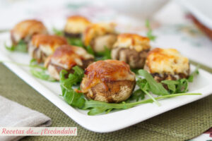 Champiñones rellenos al horno con jamón y queso. Receta fácil