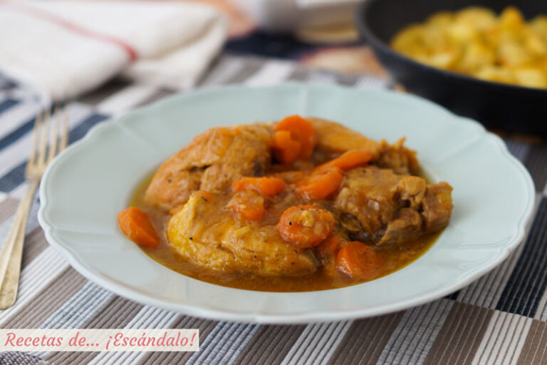 Pollo en salsa tradicional con patatas salteadas. Receta de pollo guisado