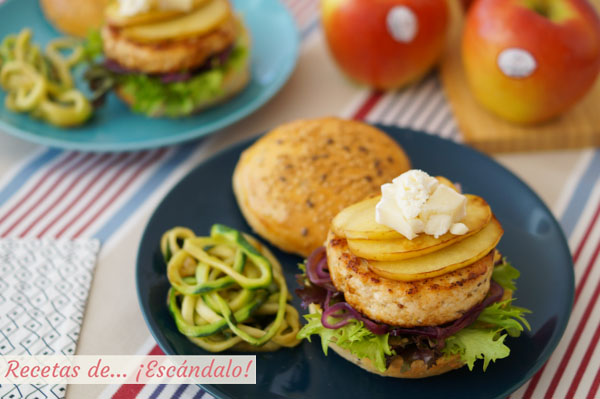 Receta de hamburguesas de pollo con manzana a la plancha, queso de cabra y pan casero