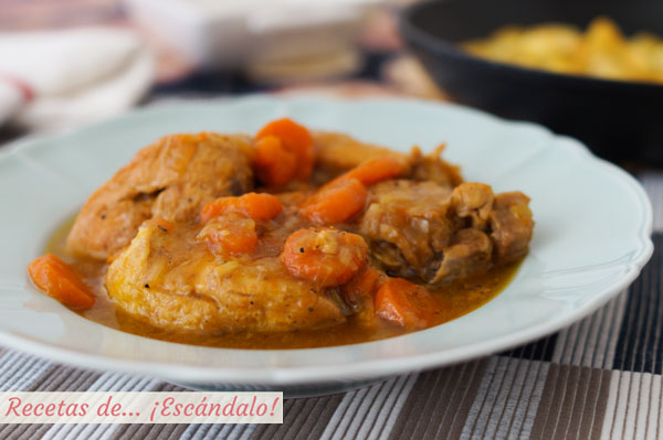 Receta de pollo en salsa tradicional con patatas salteadas