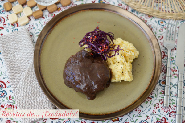Receta de carrilleras de ternera en salsa con guarnicion de polenta cremosa