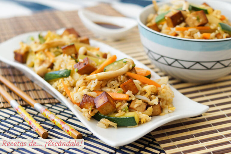 Tofu marinado con wok de verduras y arroz. Receta fácil y saludable