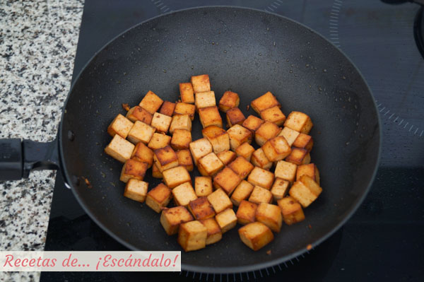 Tofu marinado salteado