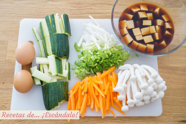 Verduras y tofu marinado para el wok