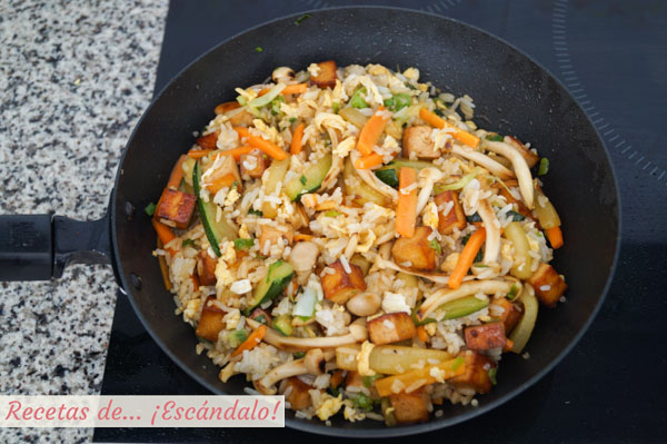 Wok de verduras, arroz y tofu marinado