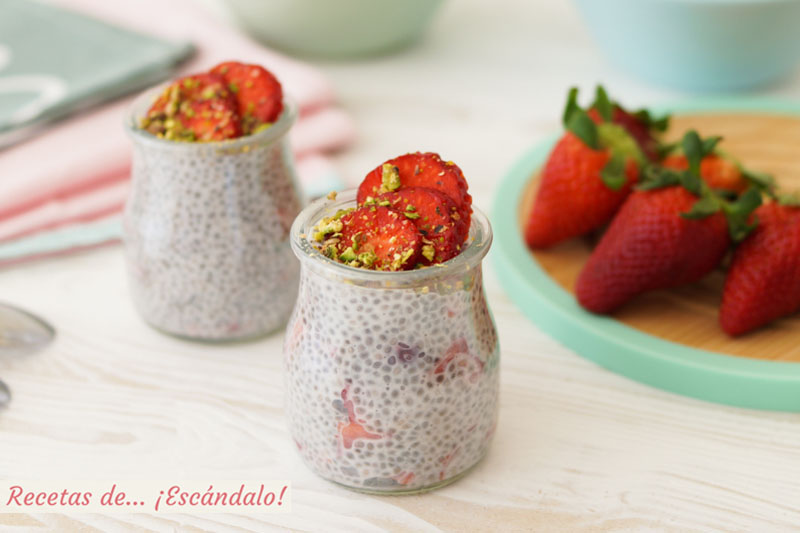 Pudin de semillas de chia con fresas. Receta de desayuno saludable y rapido