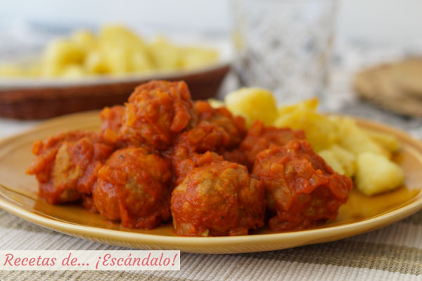 Receta de albondigas de carne con salsa de tomate casera y patatas salteadas