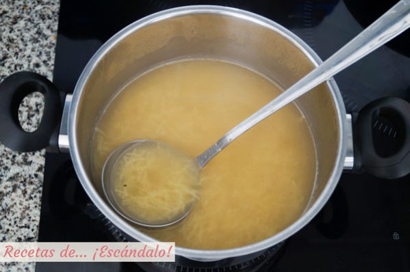 Sopa de cocido madrileño con fideos