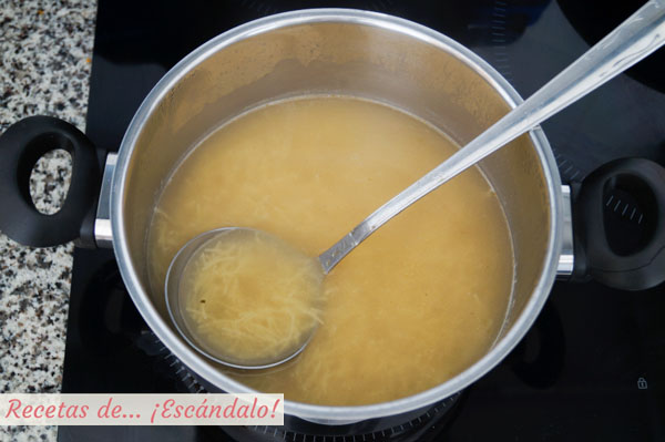 Sopa de cocido madrileño con fideos