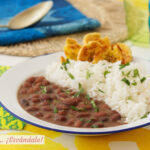Frijoles negros con arroz blanco y patacones