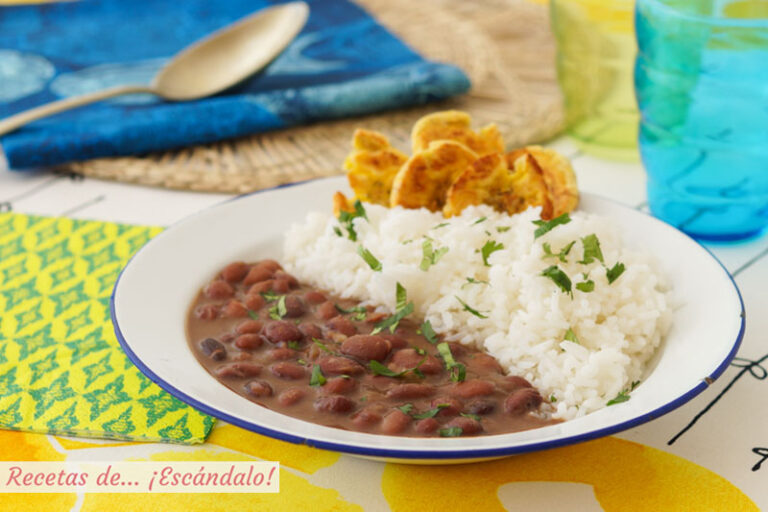 Frijoles negros con arroz blanco y patacones o tostones de plátano macho al horno