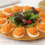 Huevos rellenos de atún y tomate