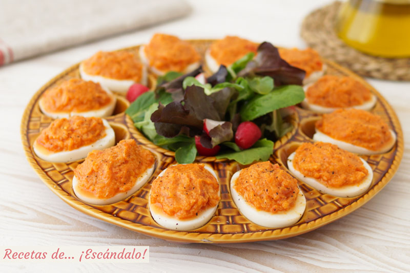 Huevos rellenos de atun y tomate. Receta de aperitivo muy facil