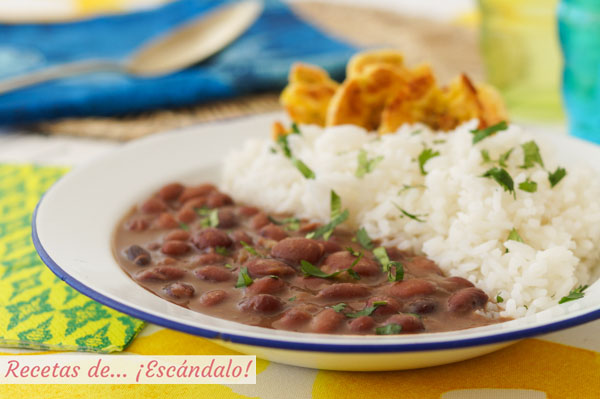 Receta de frijoles negros con arroz blanco y patacones o tostones de platano macho al horno